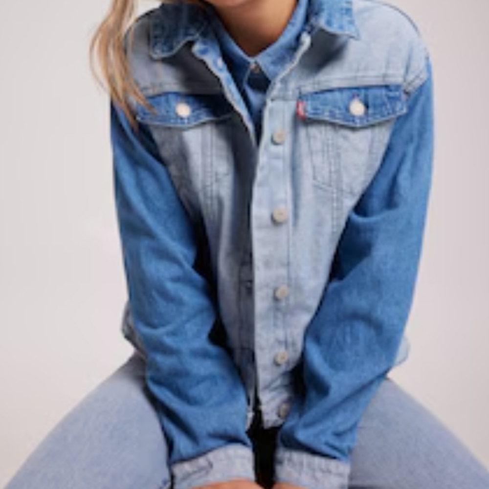 NEW! LEVI'S Colorblock Trucker Style Denim Jean Jacket Youth Size Medium.